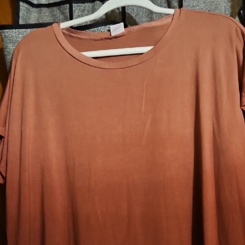 Casual Burgundy Ombre Short Sleeve Top. Very Loose Fitting To Big For Me